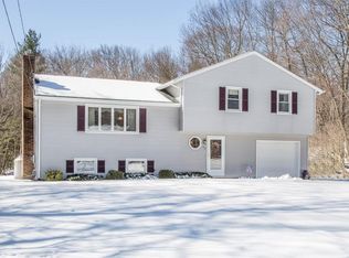 33 Maplecrest Dr, Belchertown, MA 01007