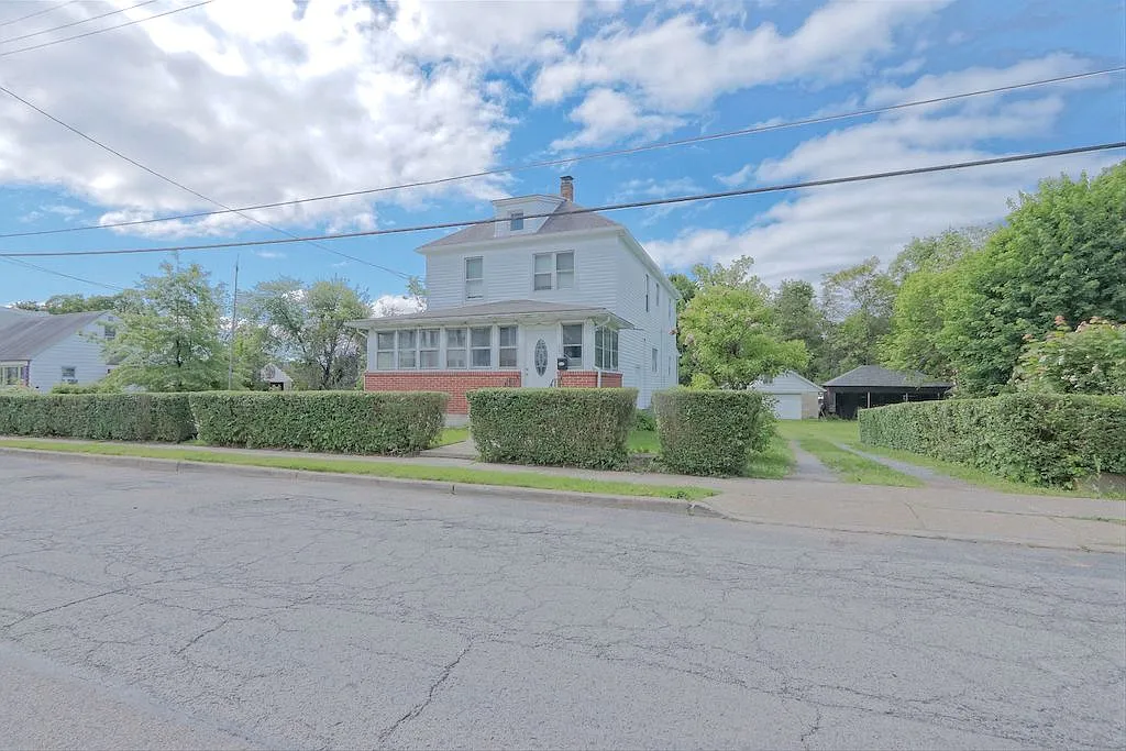 3 bed, 720 sqft, $2,000 — Photo 1