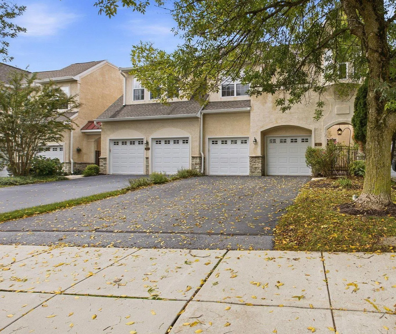 3 bed, 4.0 bath, 3967 sqft, $4,100 — Photo 3