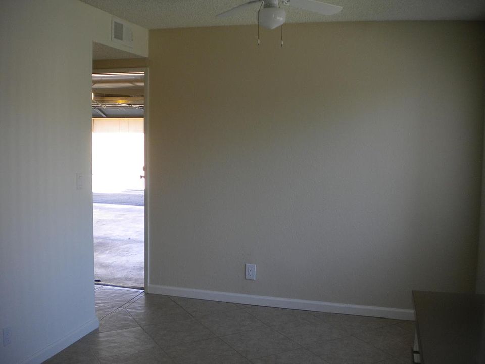 Double garage w/direct access