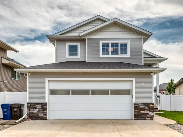 38 N Cambridge Close, Blackfalds, AB T4M 0A3