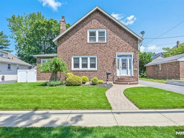 90 E Quackenbush Ave, Dumont, NJ 07628