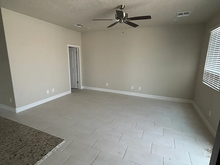 3644 Queen Ct NE — Photo 12