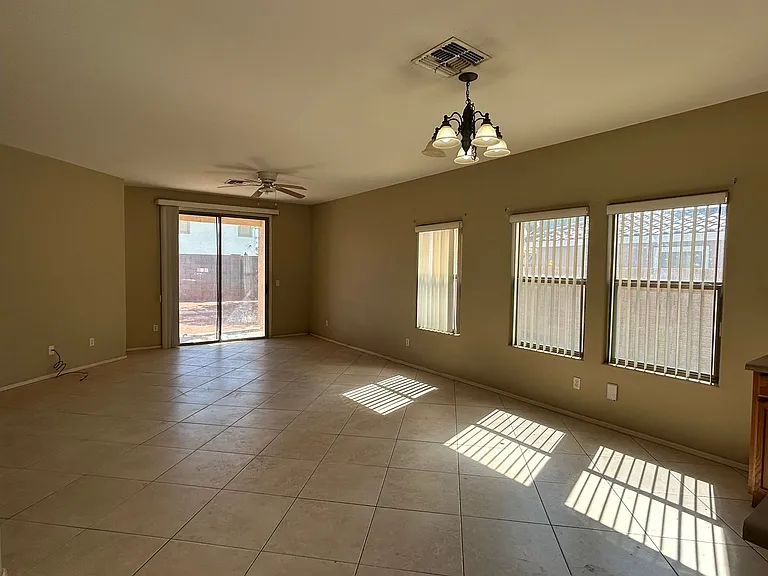 25758 W Nancy Ln — Photo 3