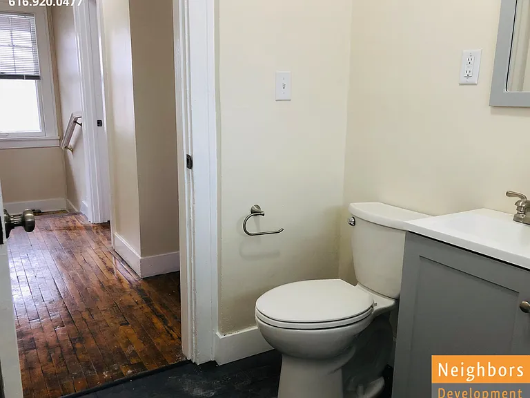 1139 Walker Ave NW — Photo 2