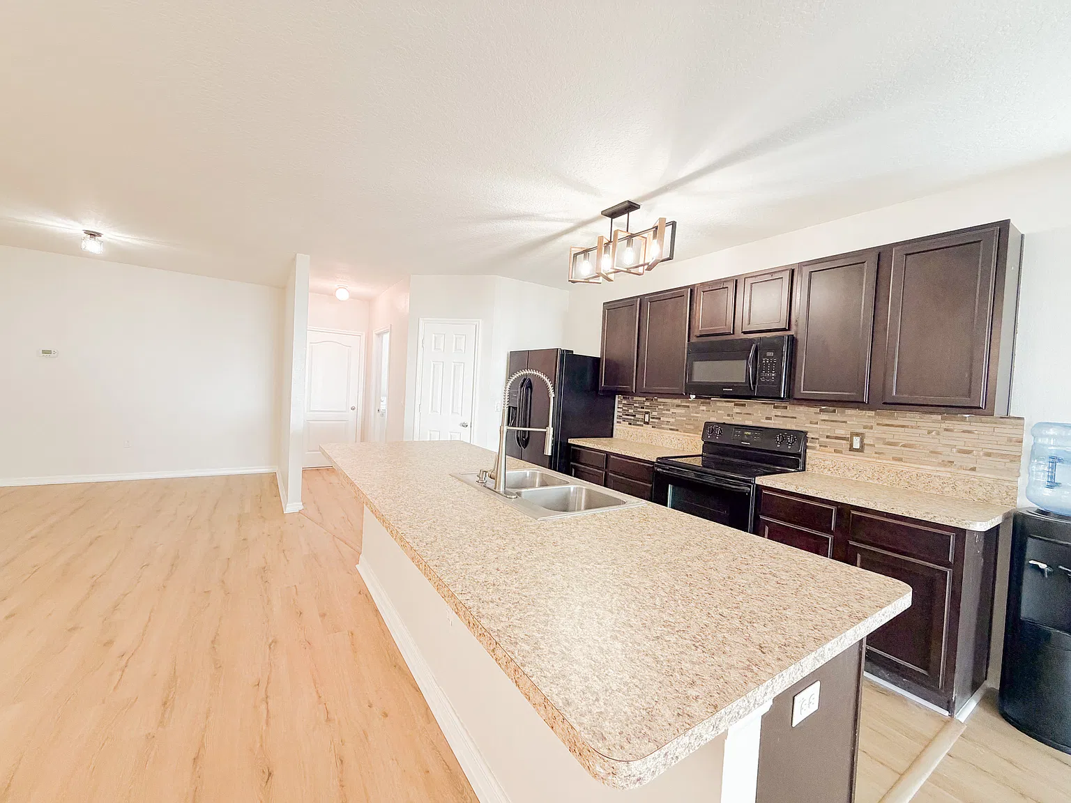 4 bed, 1900 sqft, $2,100 — Photo 4