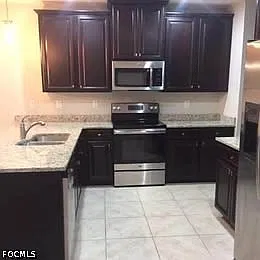3 bed, 2.5 bath, 1829 sqft, $2,200 — Photo 3
