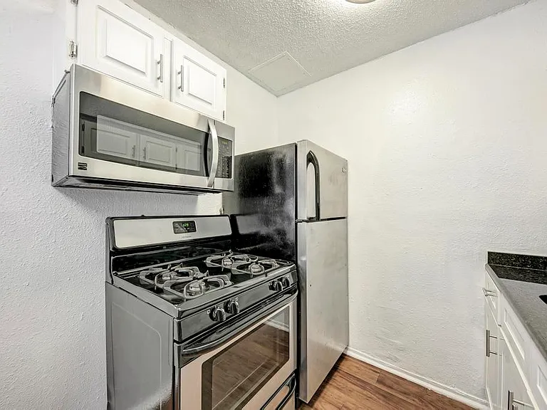 2401 Manor Rd #104 — Photo 14