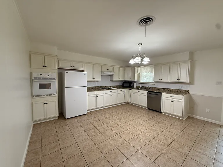 1915 Fairfax Dr — Photo 5