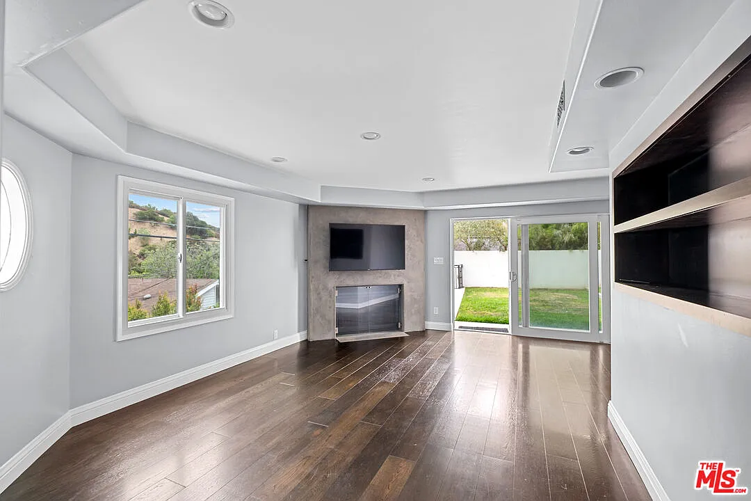 4 bed, 3.5 bath, 3290 sqft, $12,500 — Photo 4