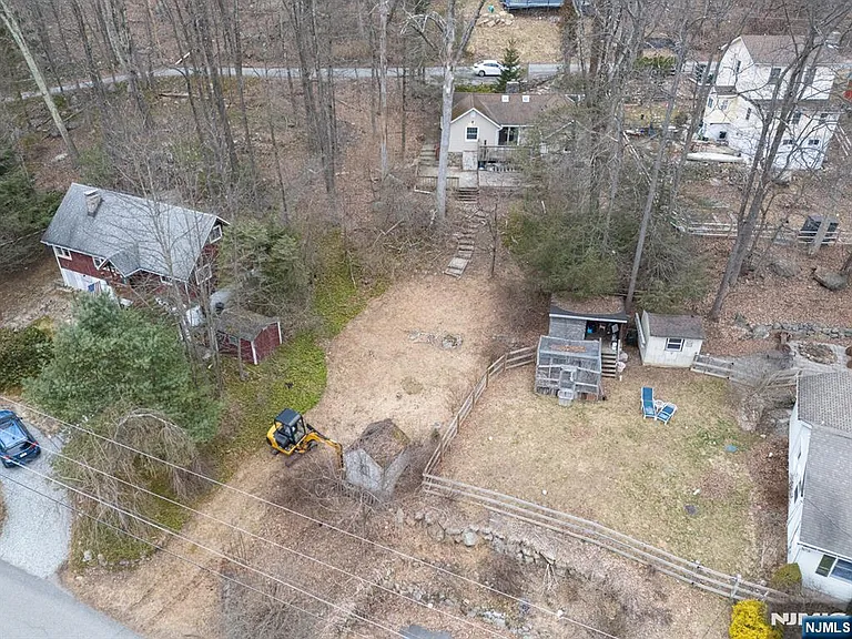 240 Acabonack Rd — Photo 13