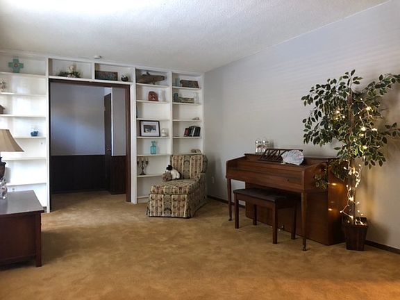 5th image of 902 Cottonwood Ln