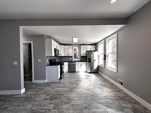 5th image of 224 Freeman Ave #1E