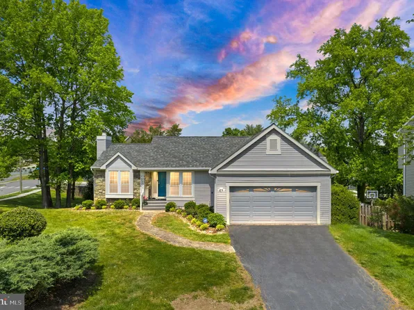 10966 Adare Dr, Fairfax, VA 22032