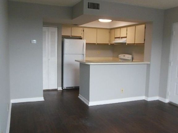 2nd image of 752 Executive Center Dr #32-11-32