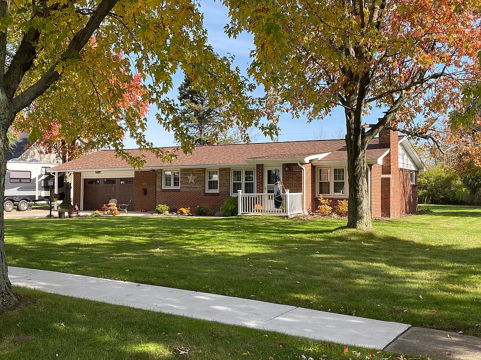 1st image of 210 Oakwood Dr