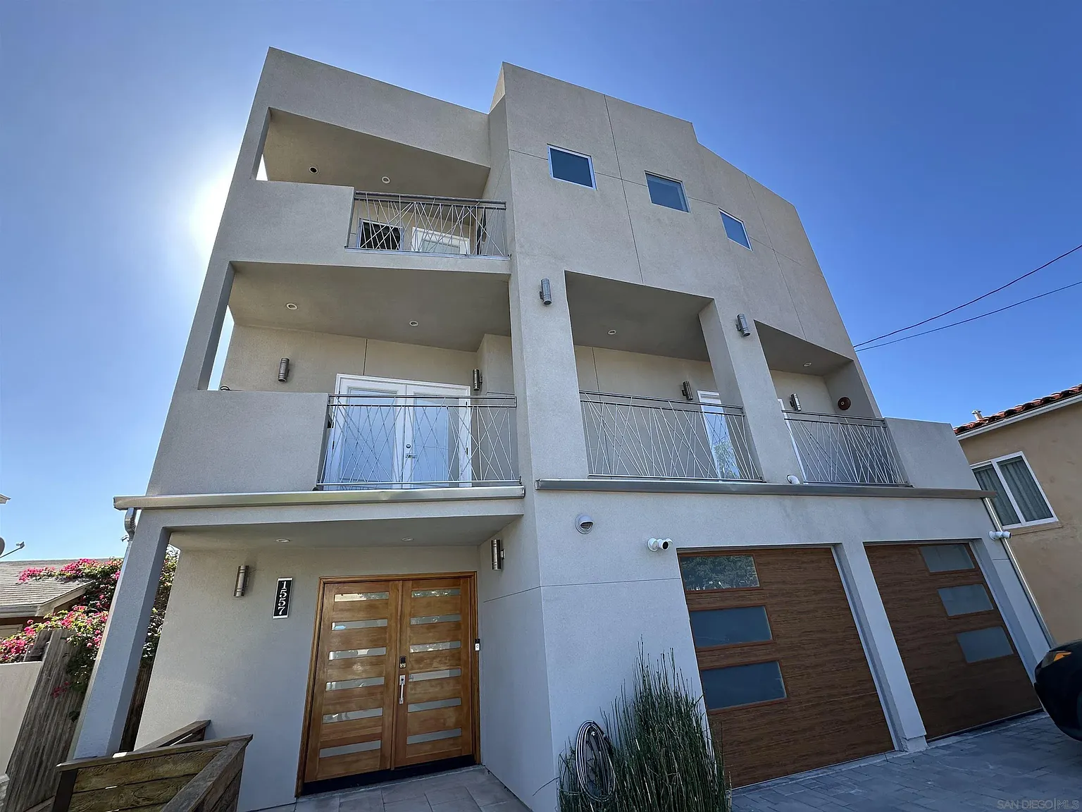 4 bed, 3.5 bath, 5000 sqft, $7,900 — Photo 1