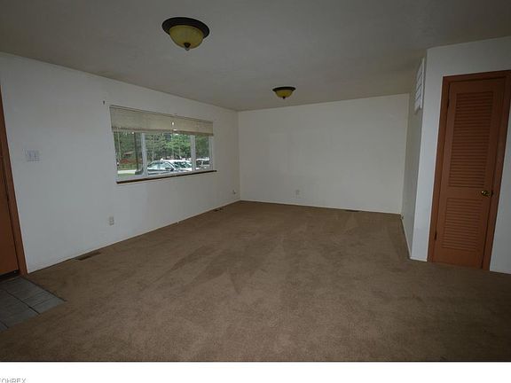 5th image of 741 Iroquois Trl