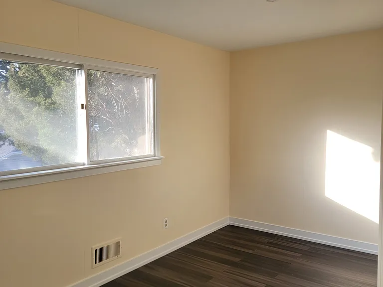2930 N New England Ave — Photo 15