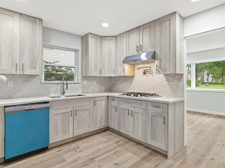 15215 Parkville Dr — Photo 3