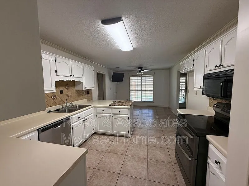 3 bed, 2.5 bath, 2336 sqft, $2,350 — Photo 4