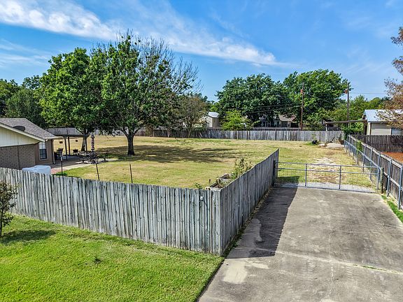 5th image of 1013 Texas St