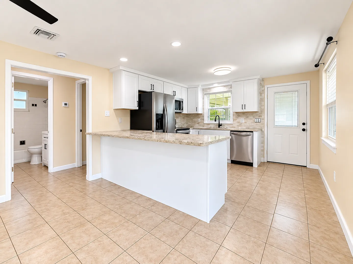 Beautifully Updated Home Modern Kitchen, Garage & Huge Yard! — Photo 3