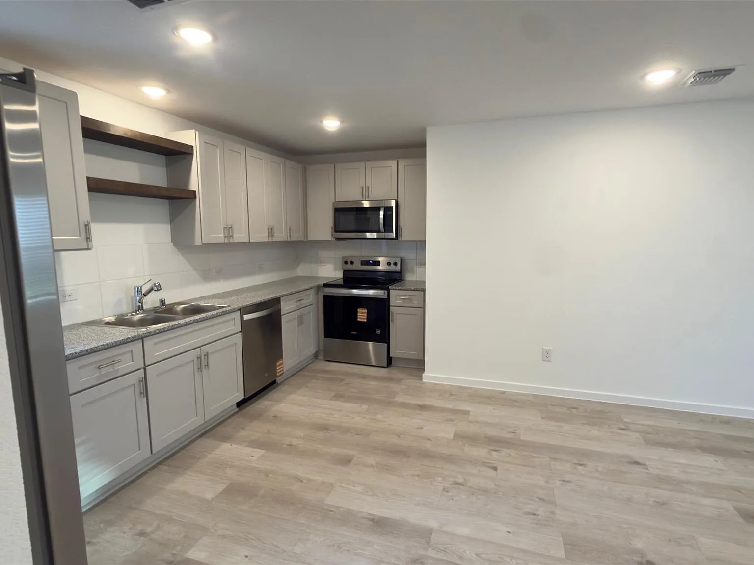 3 bed, 2.5 bath, 1256 sqft, $1,600 — Photo 2