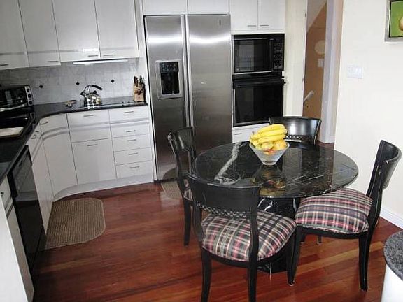 Fully Renovated Eat-in-Kitchen