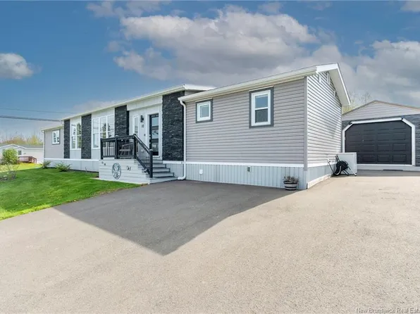 10 Restigouche Dr, Dieppe, NB E1A 7N1