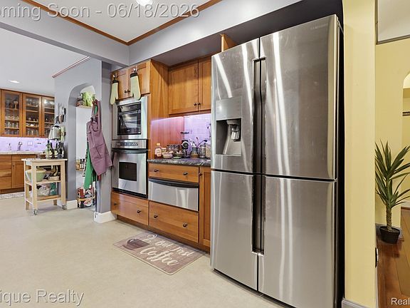 5th image of 21085 Metroview Rd