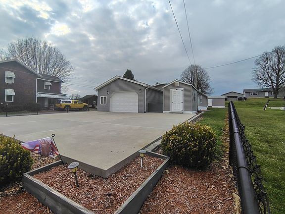 4th image of 3959 Maple St