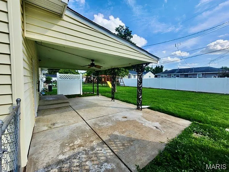 230 Monterey Dr — Photo 16