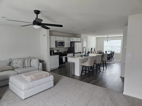 8748 Clover Ln, Saint John, IN 46373