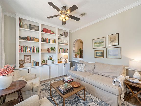 4th image of 354 Club House Dr E