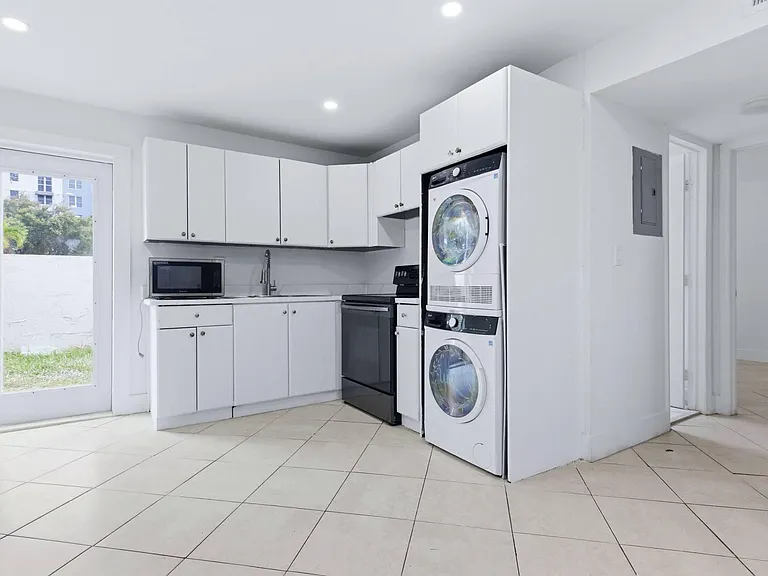1015 NE 17th Ave #102 — Photo 4