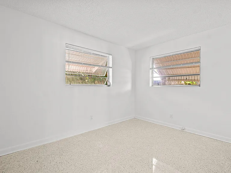 211 Sunrise Ave #5 — Photo 15