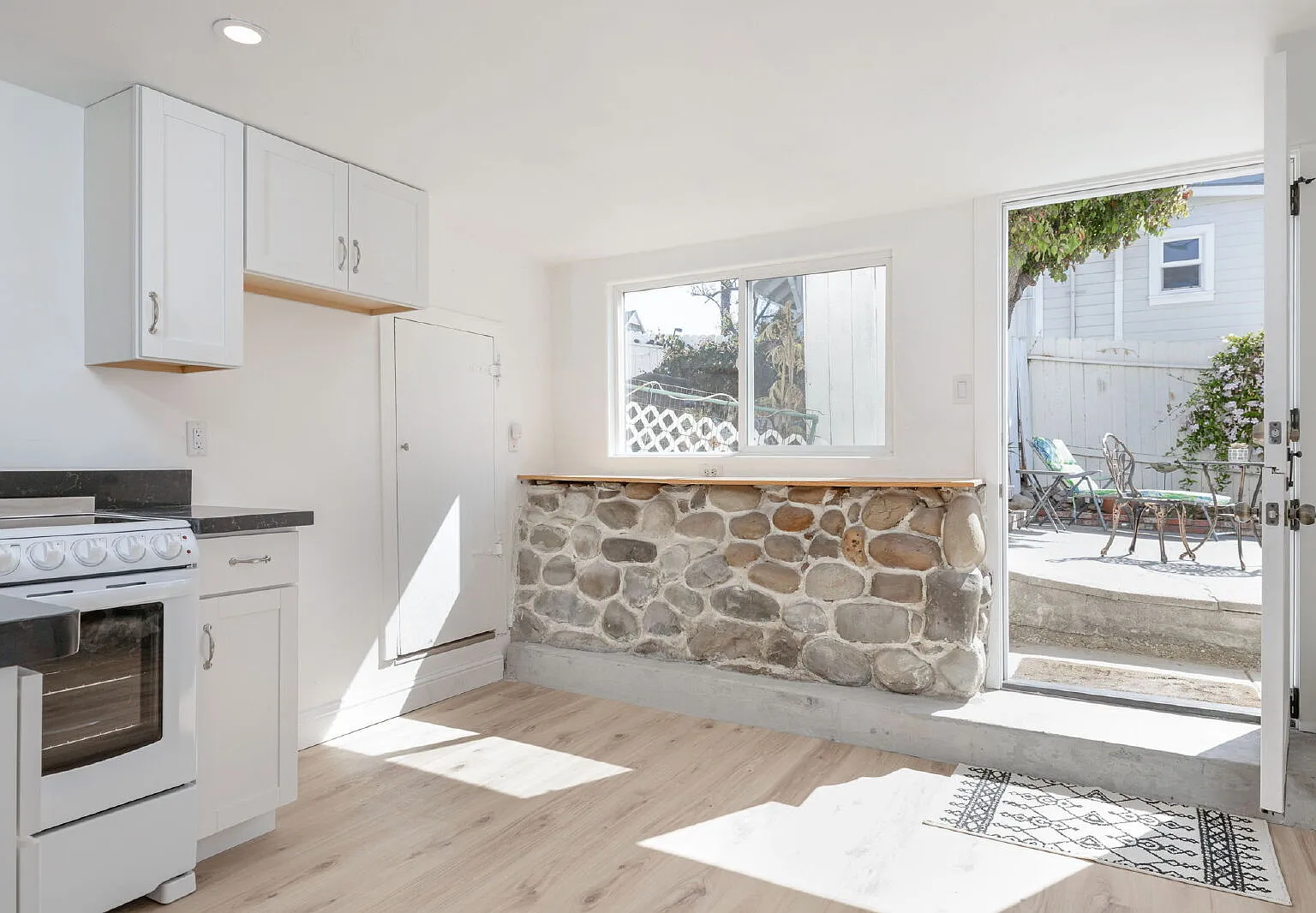 1 bed, 1.0 bath, $2,200 — Photo 1