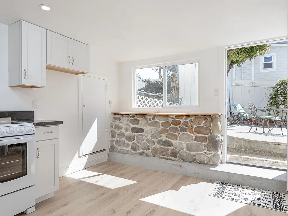 1 bed, 1.0 bath, $2,200