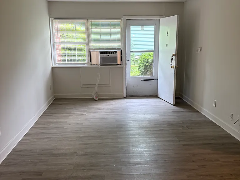125 S Ewing Ave #8 — Photo 5