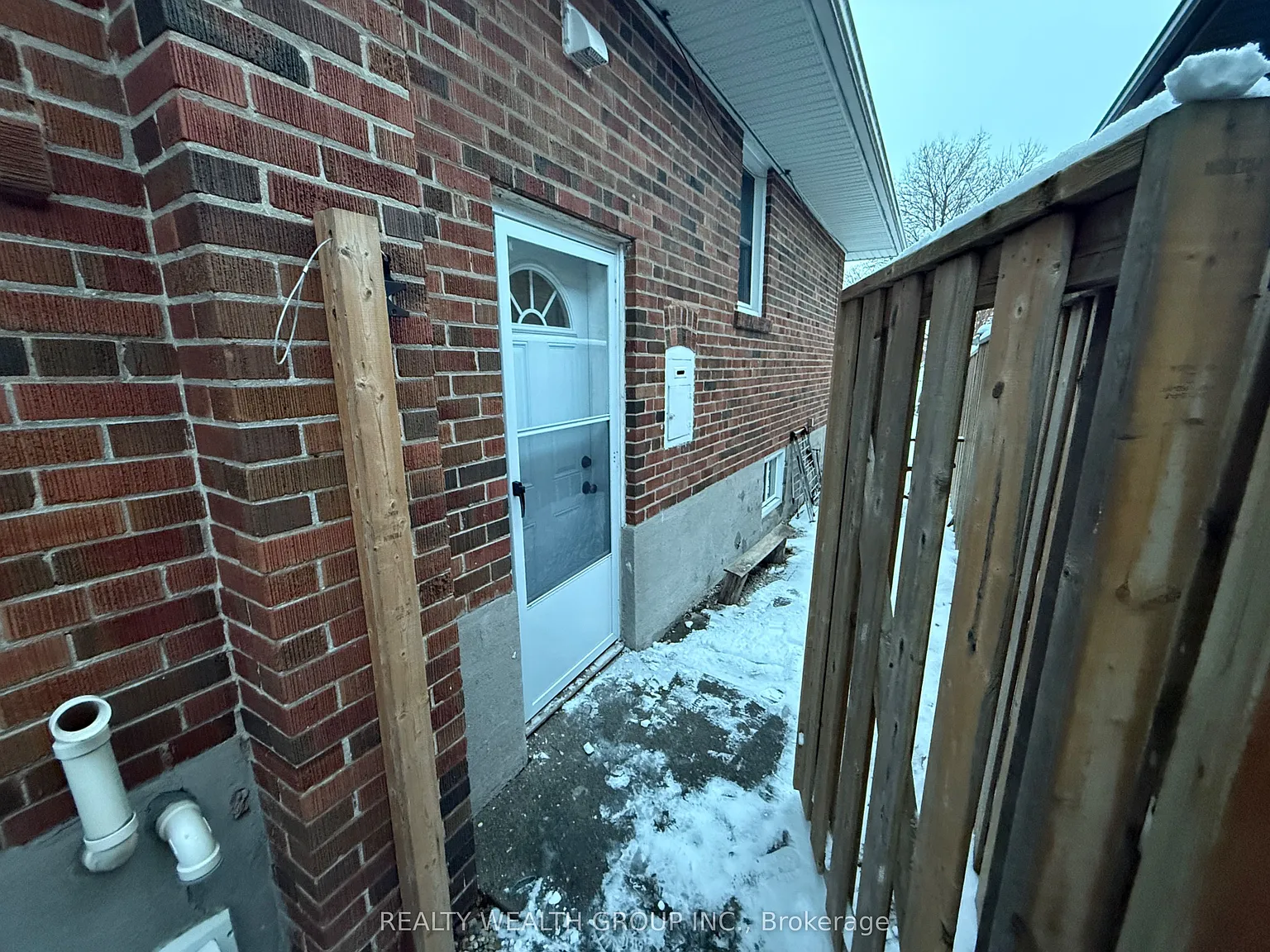 3 bed, $2,000 — Photo 2