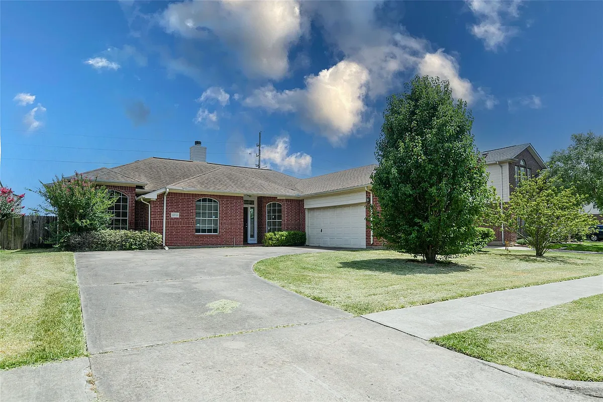 Photo 1 of 21 - 14723 El Tesoro Dr - Houston, TX Primary Photo - 14723 El Tesoro Dr