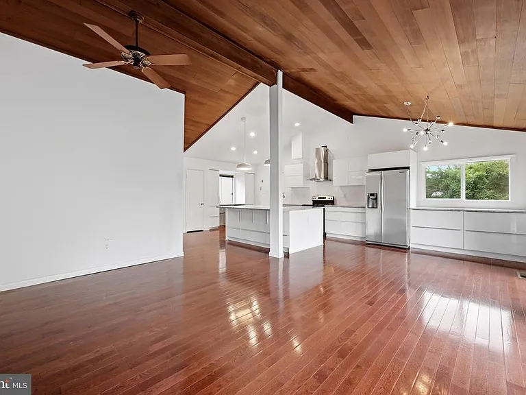 8811 Burbank Rd — Photo 21