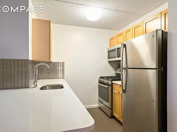 2nd image of 225 E 6th St APT 1C