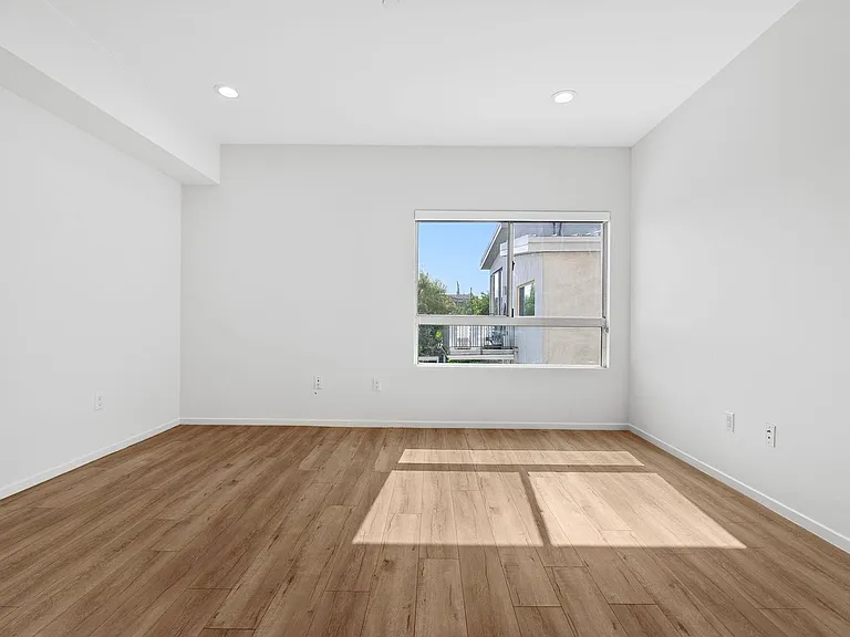 Echo Designer Loft Apartments — Photo 17