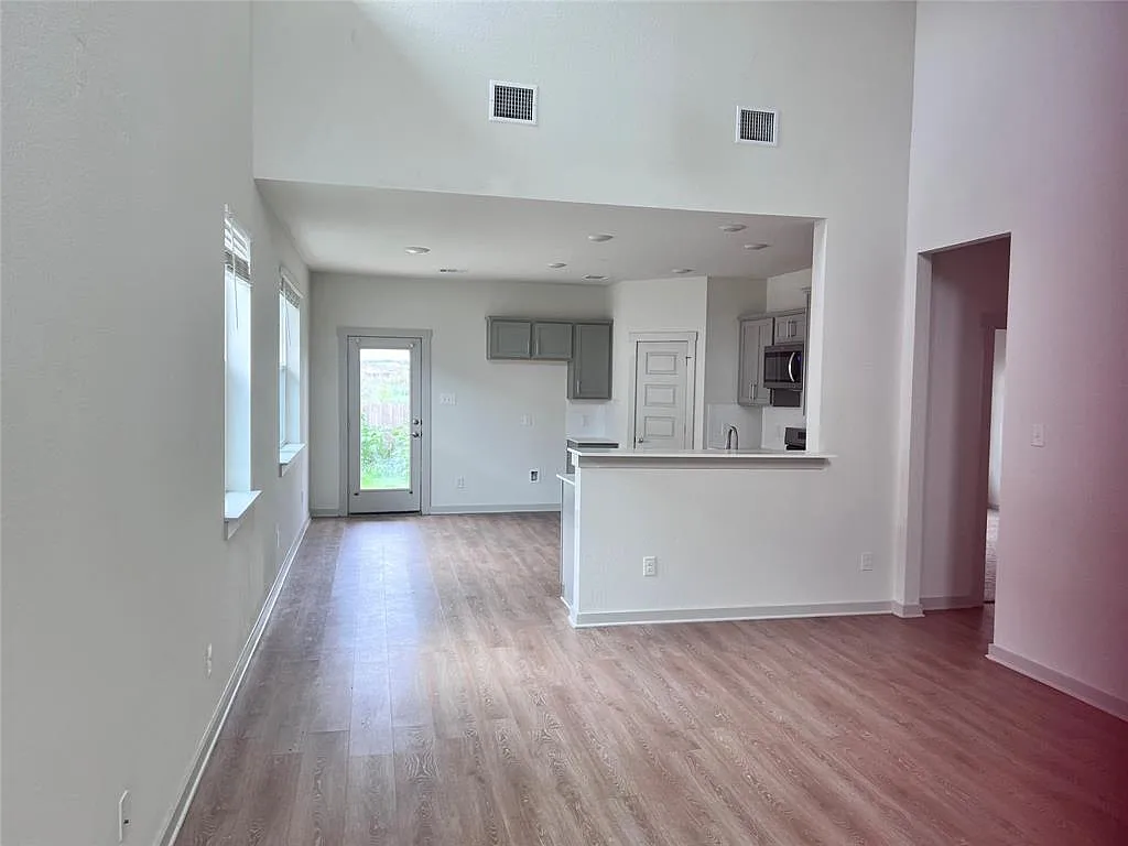 3 bed, 2.5 bath, 1813 sqft, $1,999 — Photo 4