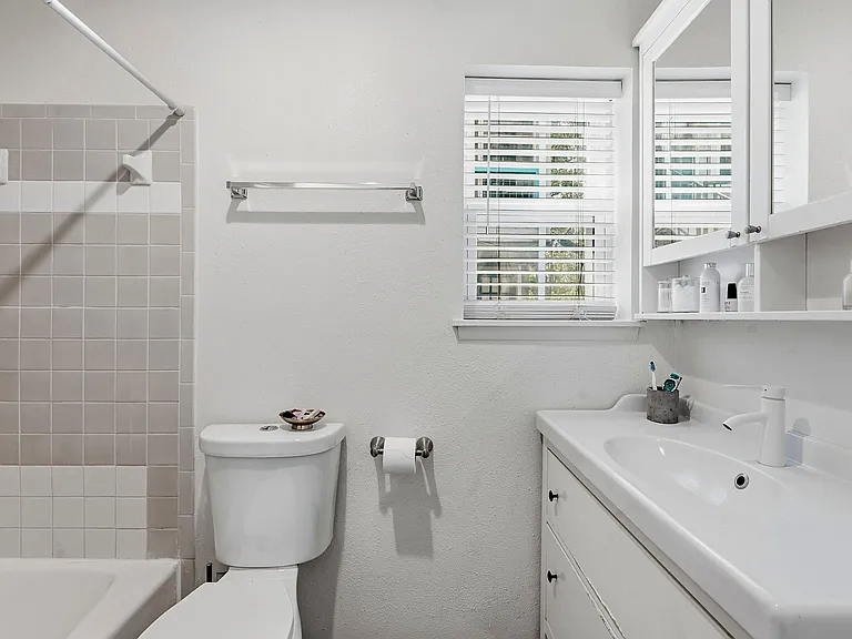 1106 W 22nd St #2 — Photo 15