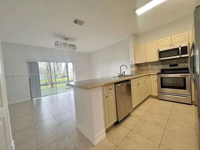 15800 SW 92nd Ave — Photo 5