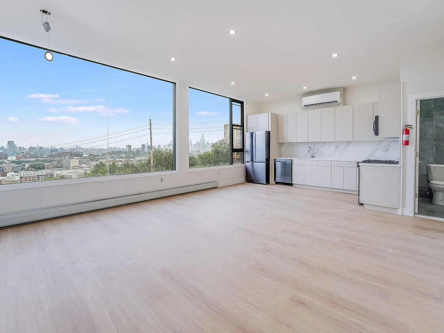 3 bed, 1300 sqft, $4,500 — Photo 2