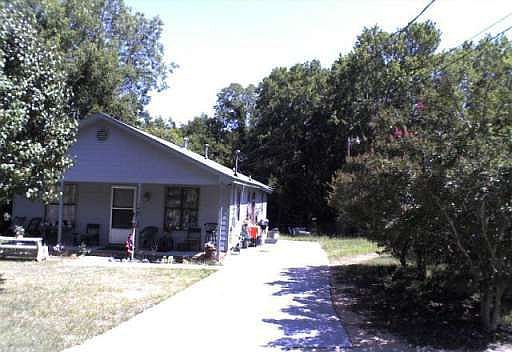2nd image of 835 Applewood St